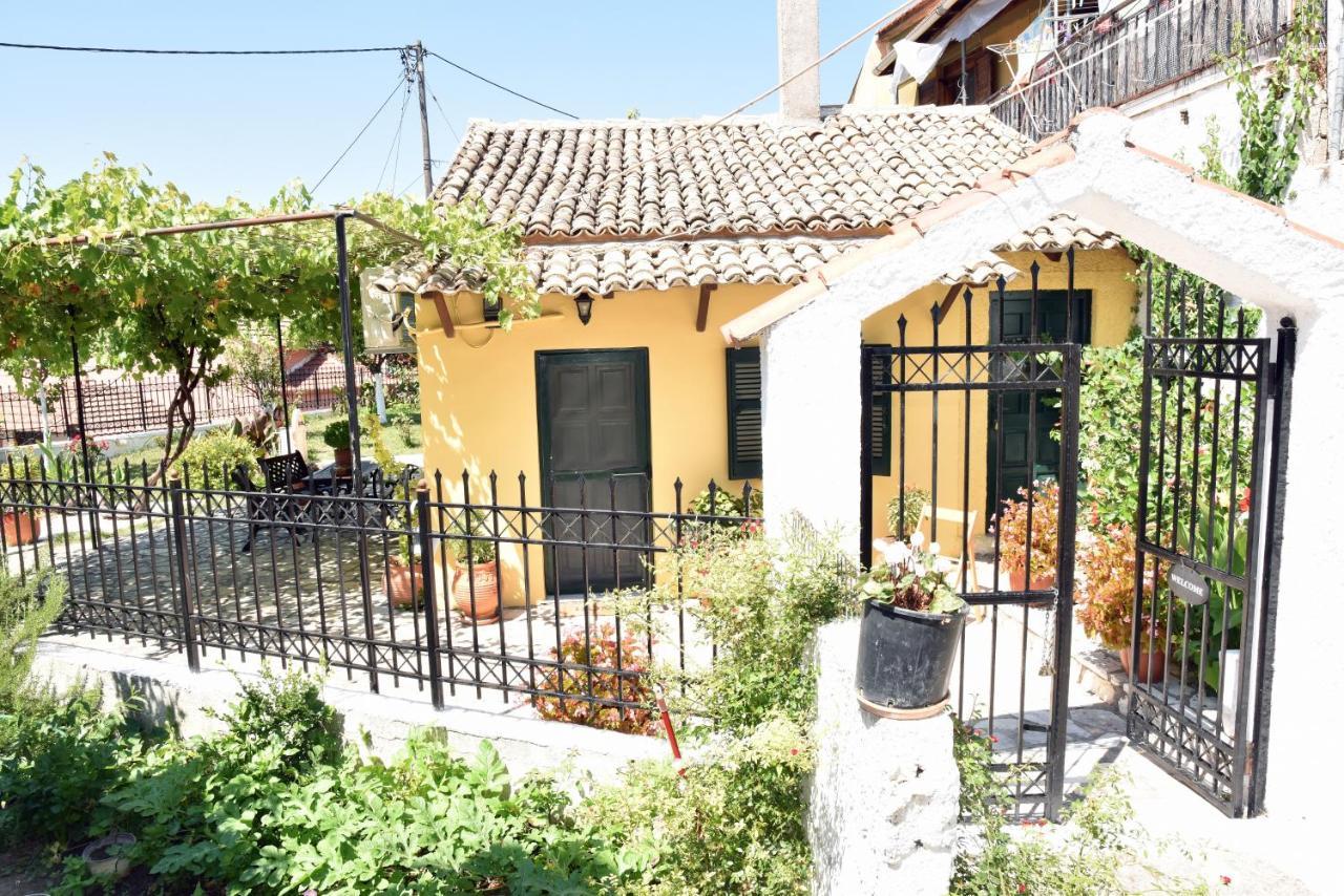 Traditional On The Hillside Of Antiperni Vakantiehuis